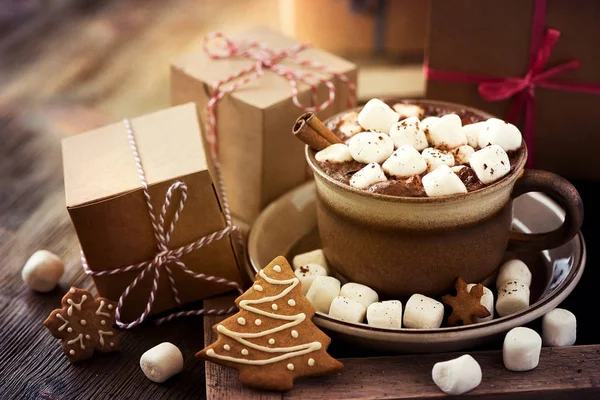 Sıcak kakao marshmallows içkiyle, kutu ve Noel kurabiye hediye — Stok fotoğraf