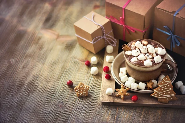 Heißer Kakao-Drink mit Marshmallows, Geschenkbox und Weihnachtsgebäck — Stockfoto