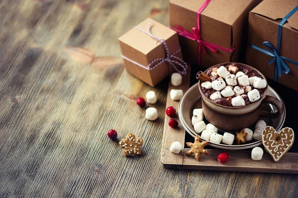 Heißer Kakao-Drink mit Marshmallows, Geschenkbox und Weihnachtsgebäck — Stockfoto