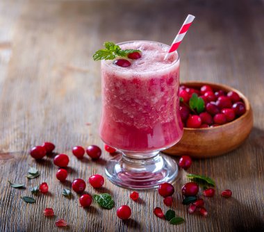Taze karıştırılmış kızılcık güler yüzlü sulu sağlıklı vitamin içeceği