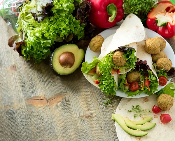 Tortilla envoltório com falafel e salada fresca, vegetariano saudável f — Fotografia de Stock