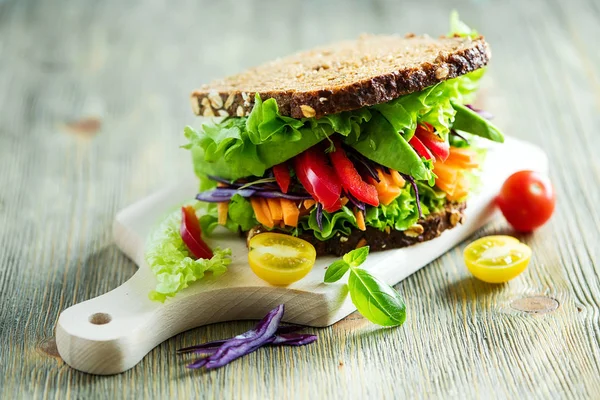 Veganes Roggen-Vollkorn-Sandwich mit gesunden Zutaten — Stockfoto