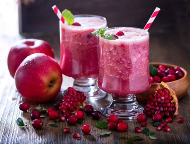 Taze karıştırılmış kızılcık güler yüzlü sulu sağlıklı vitamin içeceği