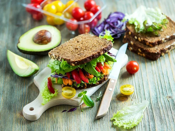 Sandwich frais au seigle végétalien complet avec des ingrédients pour une santé — Photo