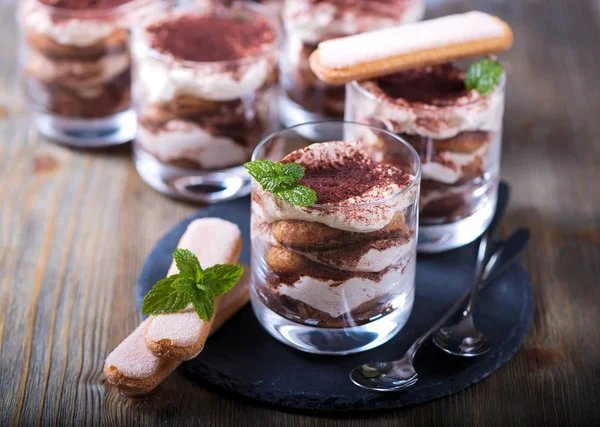 ガラス、甘い食べ物でイタリアン デザート ティラミス — ストック写真
