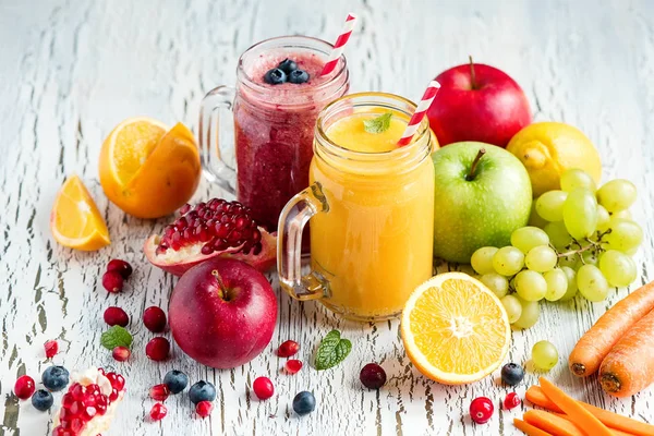 Berry, sebze ve meyve güler yüzlü, sağlıklı Detoks vitamini veya 