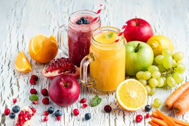 Berry, sebze ve meyve güler yüzlü, sağlıklı vitamin gıda Detoks