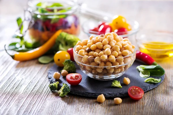 健康的自制鹰嘴豆和蔬菜沙拉，饮食，素食主义者，维生素零食 — 图库照片