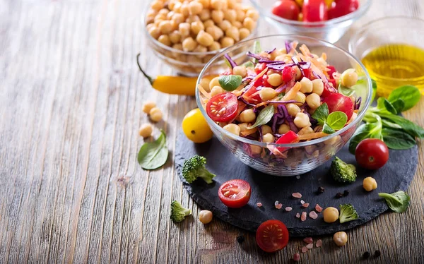 Sağlıklı ev yapımı nohut ve sebzeler salata, diyet, vejeteryan, vitamini snack — Stok fotoğraf