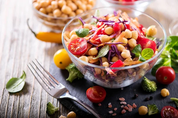 Egészséges házi csicseriborsó és veggies saláta, étrend, vegetáriánus, vitamin snack — Stock Fotó