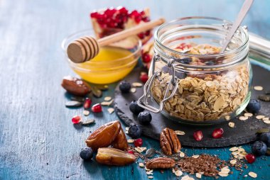 Granola meyveler, fındık ve tohumlar, sağlıklı kahvaltı kavramı ile 