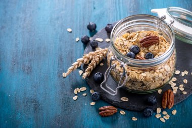 Granola meyveler, fındık ve tohumlar, sağlıklı kahvaltı kavramı ile 