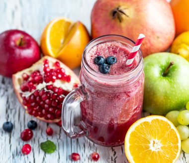 Berry ve meyve güler yüzlü, sağlıklı Detoks vitamini izin veya vegan foo