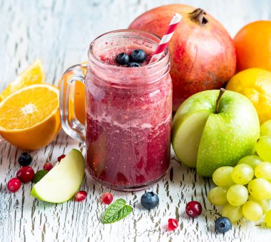 Berry ve meyve güler yüzlü, sağlıklı Detoks vitamini izin veya vegan foo
