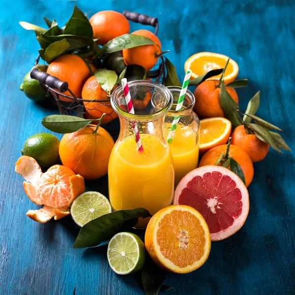 Zumo de vitaminas cítricas, bebida saludable con frutas frescas. Refresco — Foto de Stock
