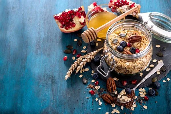 Granola com bagas, nozes e sementes, conceito de café da manhã saudável — Fotografia de Stock