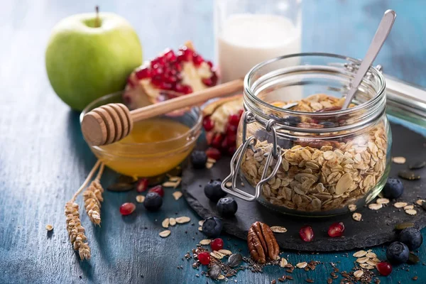 Müsli mit Beeren, Nüssen und Samen, gesundes Frühstückskonzept — Stockfoto