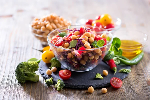 Egészséges házi csicseriborsó és veggies saláta, étrend, vegetáriánus, vegán snack — Stock Fotó