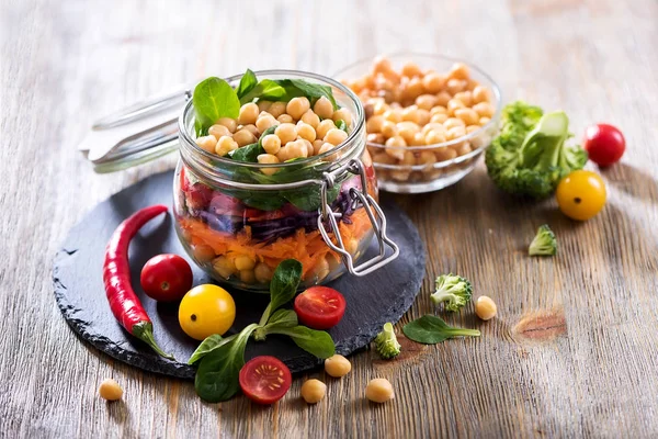 健康的自制鹰嘴豆和蔬菜沙拉，在罐子里，饮食，素食小吃 — 图库照片