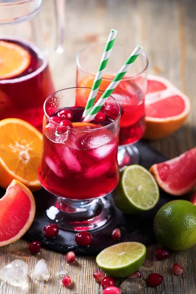 Sangria ou limonada em jarro com gelo e frutas cítricas, bebida saudável — Fotografia de Stock