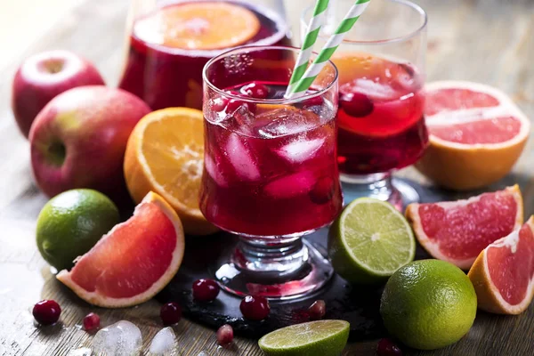 Sangria o limonata in brocca con ghiaccio e agrumi, bevanda sana — Foto Stock