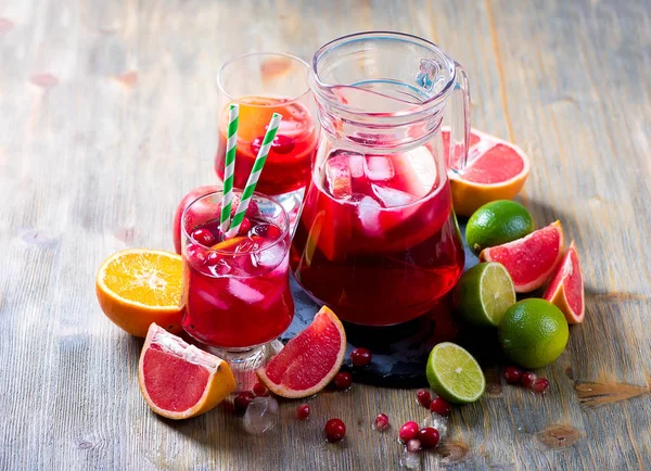 Sangria o limonada en jarra con hielo y cítricos, bebida saludable —  Fotos de Stock