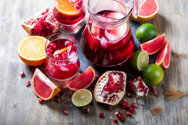 Sangria lub lemoniady w dzbanku z owoców cytrusowych, zdrowe napoje domowe — Zdjęcie stockowe