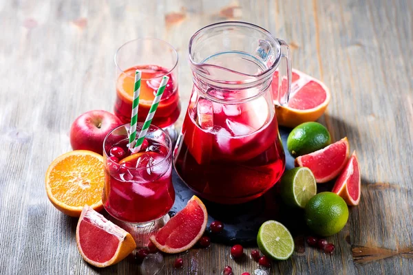 Sangria ou limonada em jarro com gelo e frutas cítricas, bebida saudável — Fotografia de Stock