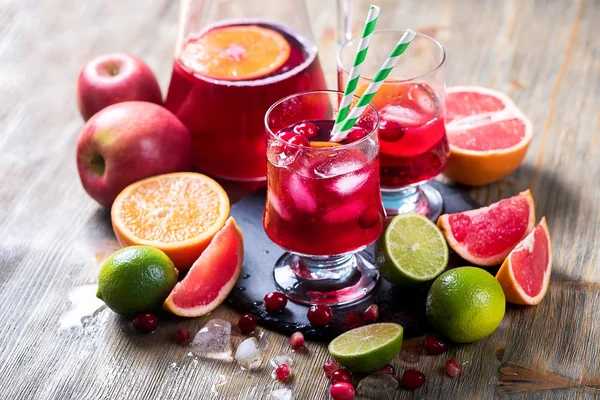 Sangria o limonata in brocca con ghiaccio e agrumi, bevanda sana — Foto Stock