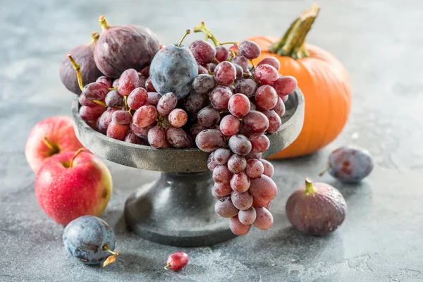 Uvas frescas, ciruelas, higos, manzanas, cosecha de otoño. Acción de Gracias —  Fotos de Stock