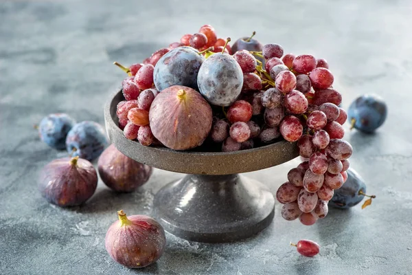 Uvas, higos y ciruelas, cosecha ecológica de otoño, alimentación saludable , —  Fotos de Stock