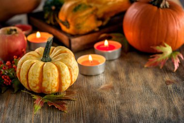 Sonbahar sofra pumpkings ve mum, Güz ev dekorasyonu