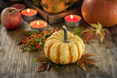 Sonbahar sofra pumpkings ve mum, Güz ev dekorasyonu
