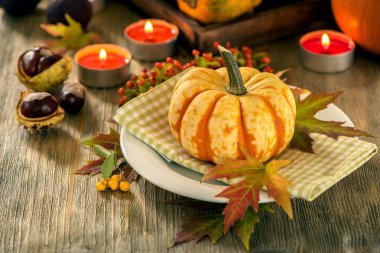 Sonbahar sofra pumpkings ve mum, Güz ev dekorasyonu