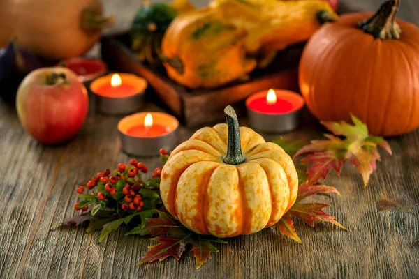 Ensemble de table d'automne avec pompages et bougies, décor d'automne — Photo