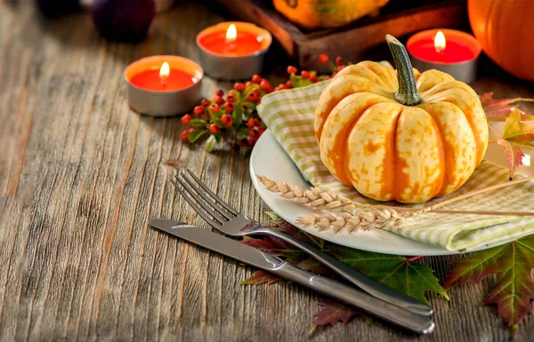 Ajuste de mesa de otoño con bombillas y velas, decoración casera —  Fotos de Stock