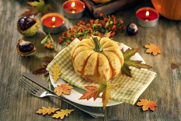 Cenário de mesa de outono com abóboras e velas, decoração de casa de queda — Fotografia de Stock