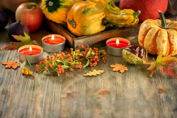 Sonbahar sofra pumpkings ve mum, Güz ev dekorasyonu