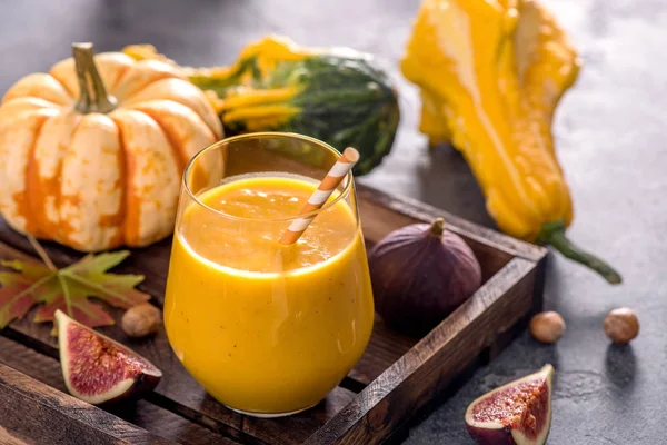 Gezonde pompoen smoothie, frisse vegan herfst drinken — Stockfoto