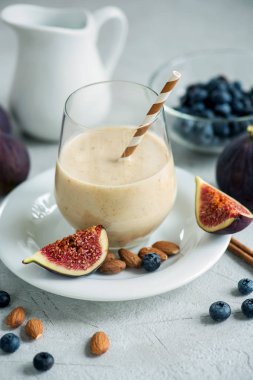 İncir, yaban mersini ve badem, vegan sonbahar ile sağlıklı güler yüzlü