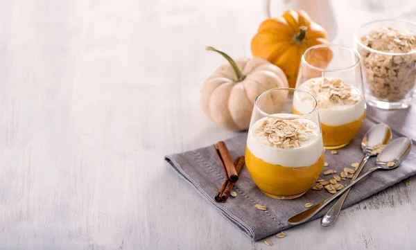 Avena durante la noche con batido de calabaza, desayuno saludable de cereales c —  Fotos de Stock