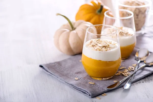 Healthy breakfast with overnight oats and pumpkin smoothie, yogu — Stock Photo, Image