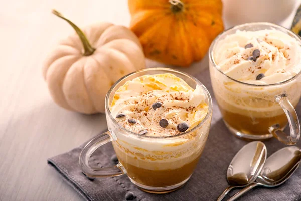 Latte à la citrouille, boisson chaude au café aux citrouilles, crème fouettée et — Photo