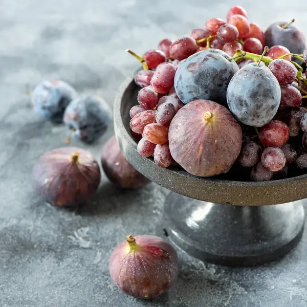 Uvas, higos y plumas, frutas orgánicas de otoño, alimentación saludable , —  Fotos de Stock