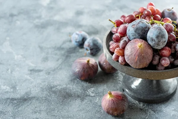 Uvas, higos y plumas, frutas orgánicas de otoño, alimentación saludable , —  Fotos de Stock