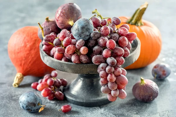 Cosecha de otoño con calabaza, uvas, plumas, higos, manzanas. Gracias. —  Fotos de Stock