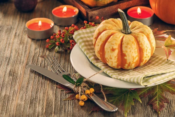 Ajuste de mesa de otoño con bombillas y velas, decoración casera —  Fotos de Stock