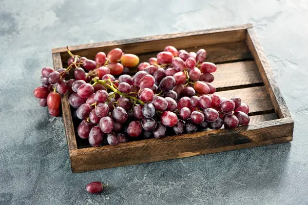 Uvas en caja de madera, cosecha orgánica de otoño, alimentación saludable, fr —  Fotos de Stock