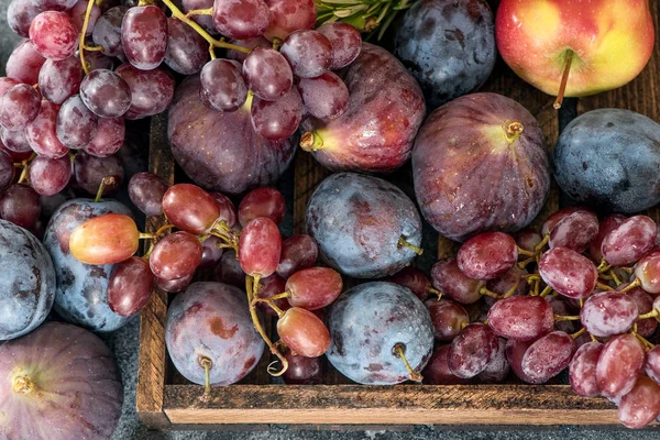 Vendemmia autunnale con uva, grumi, fichi, mele. Ringraziamento. — Foto Stock