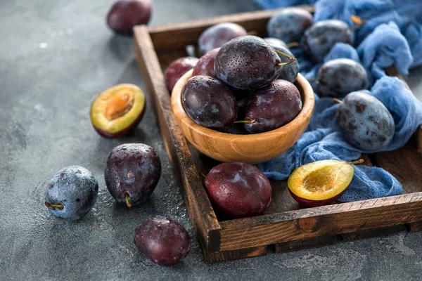 Prugne fresche, frutta autunnale, alimentazione sana — Foto Stock